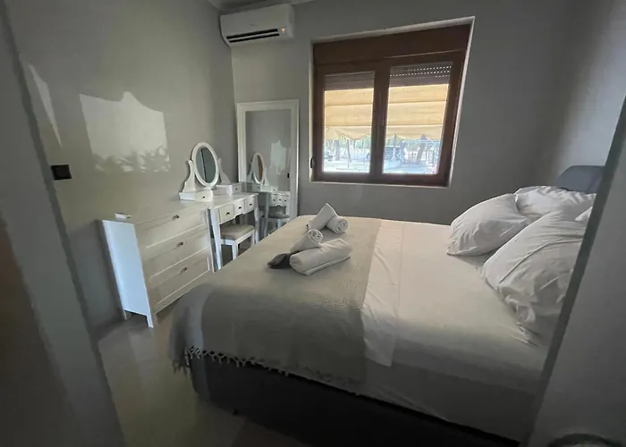 Βίλα Sunny Seaside Villa-90 M From