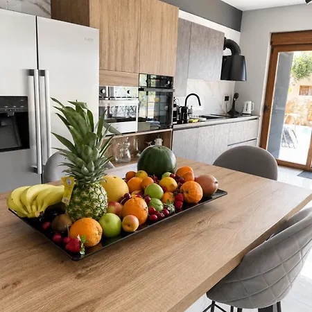 Sunny Seaside Villa-90 M From Kriopigi