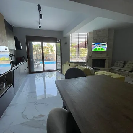 Sunny Seaside Villa-90 M From ヴィラ *