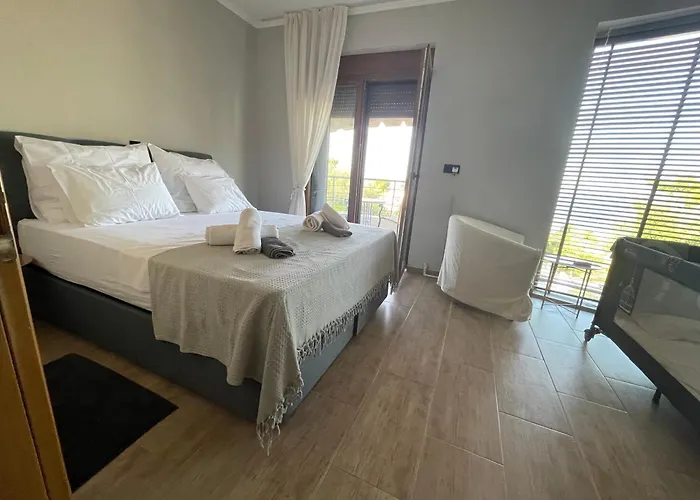 Sunny Seaside Villa-90 M From Kriopigi